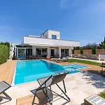 Goccia Con Piscina A - Rive Del Salento